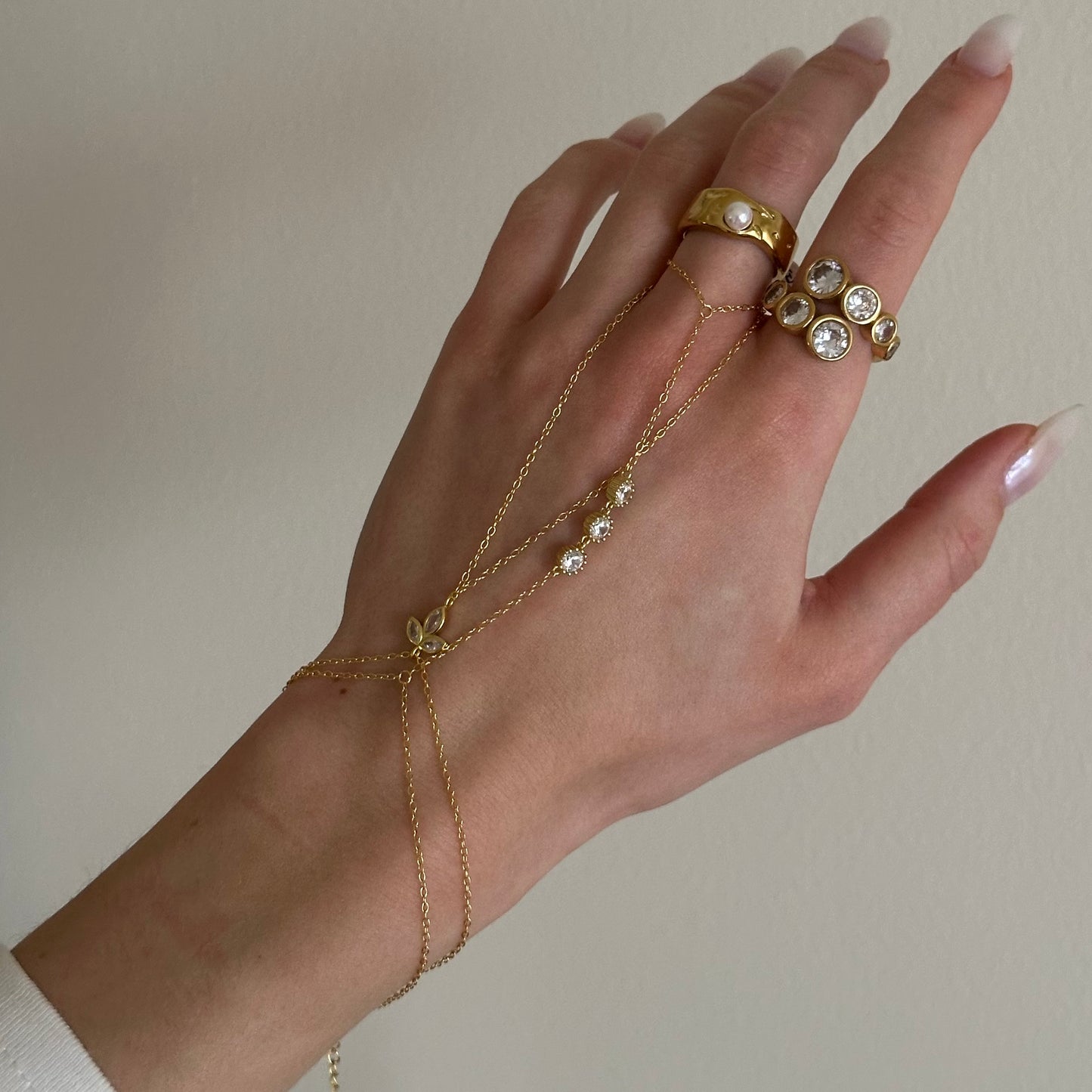 Round Bezel Hand Chain